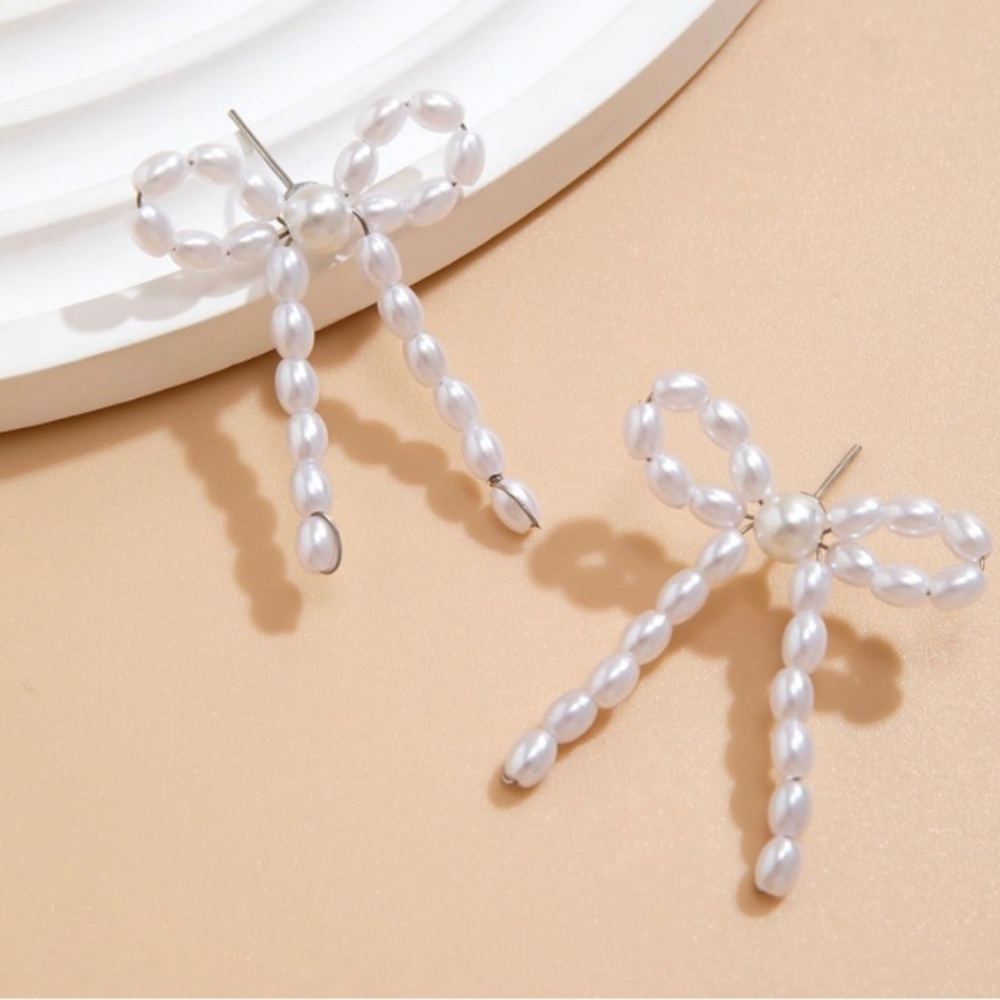 Pearl Bow Elegant Necklace & Earrings - Picture 5 of 5